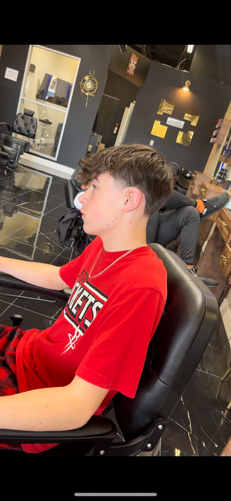 Teen haircut with natural texture